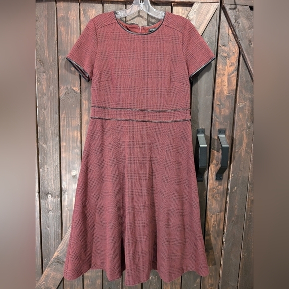 Ann Taylor Dresses & Skirts - Ann Taylor burgundy dress size 6